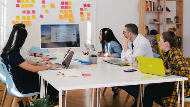 kantor-tim-kerja-bisnis-pertemuan-rencana-ide-proyek