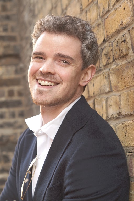 يقود فرانسيس عملية اكتساب العملاء في OnlyDomains ، وهو حل لإدارة المجال يقدم خدمات ودعم عالمي يمكن الوصول إليه من أي مكان في العالم