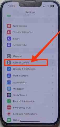ไปที่ตัวเลือกศูนย์ควบคุมสำหรับไมโครโฟนบน iPhone 14
