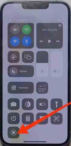 ไปที่ศูนย์ควบคุมและคลิกเพื่อบันทึกหน้าจอตัวเลือกสำหรับไมโครโฟนบน iPhone 14