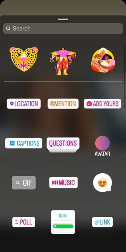 Faites glisser le menu vers le haut sur Instagram Stories montrant des autocollants et des options pour ajouter un emplacement, une mention, une image, des légendes, des questions, un avatar, un GIF, de la musique, des emojis, un sondage, un quiz et un lien.