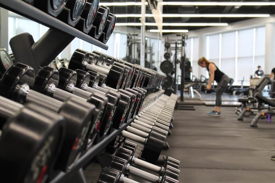 Pesos libres en un gimnasio