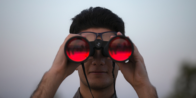 Verfolgung mit Fernglas