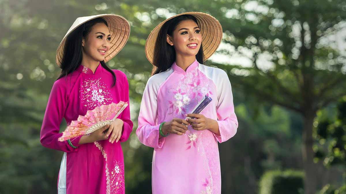 ผู้หญิงเอเชียสองคนสวมชุดจีนโบราณในโทนสีชมพู
