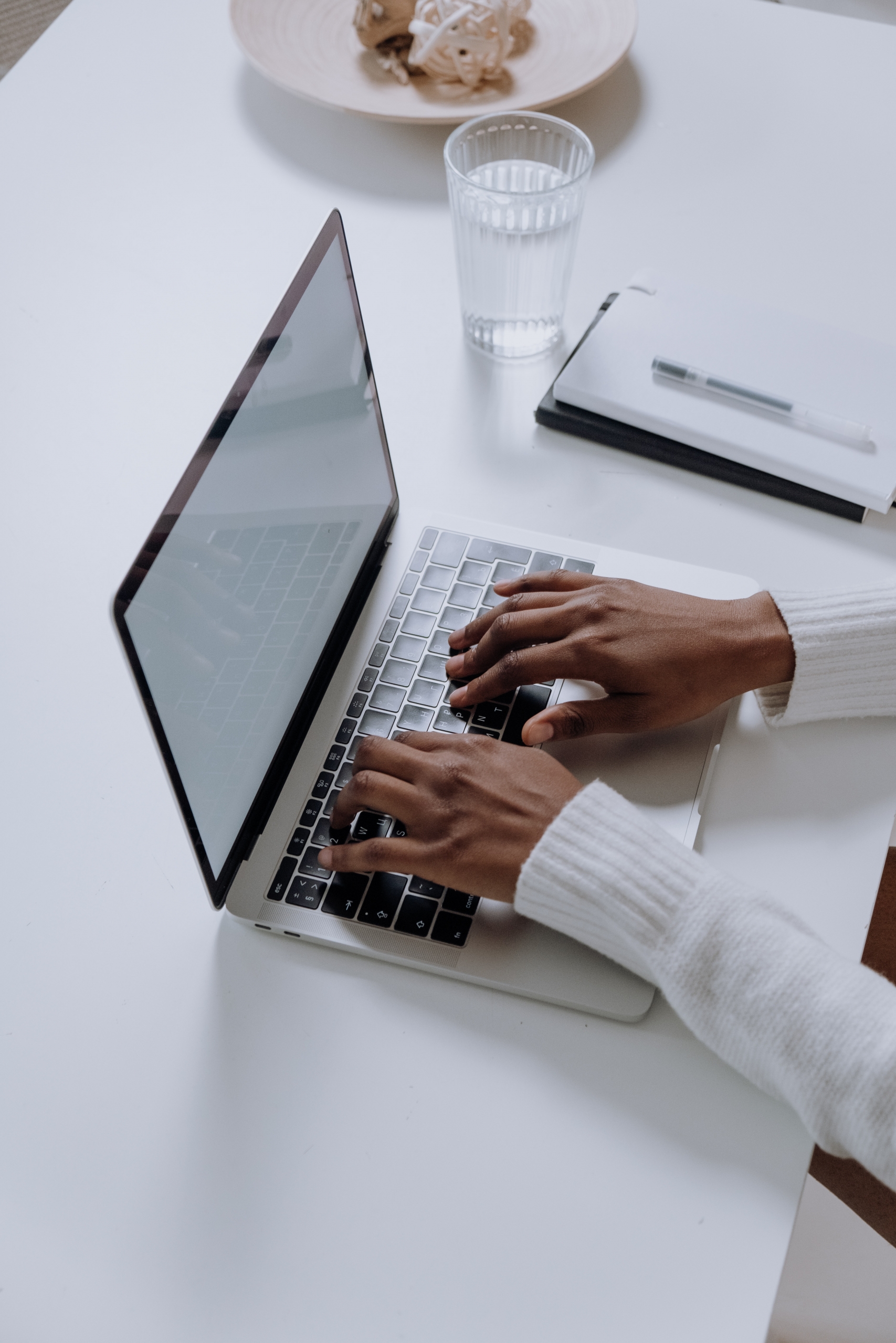 Os blogs complementam as estratégias de geração de leads de SEO, capturando o interesse dos leads e convertendo leads em clientes.