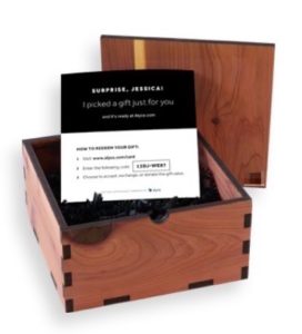 Invitation de cadeau physique de boîte de cèdre