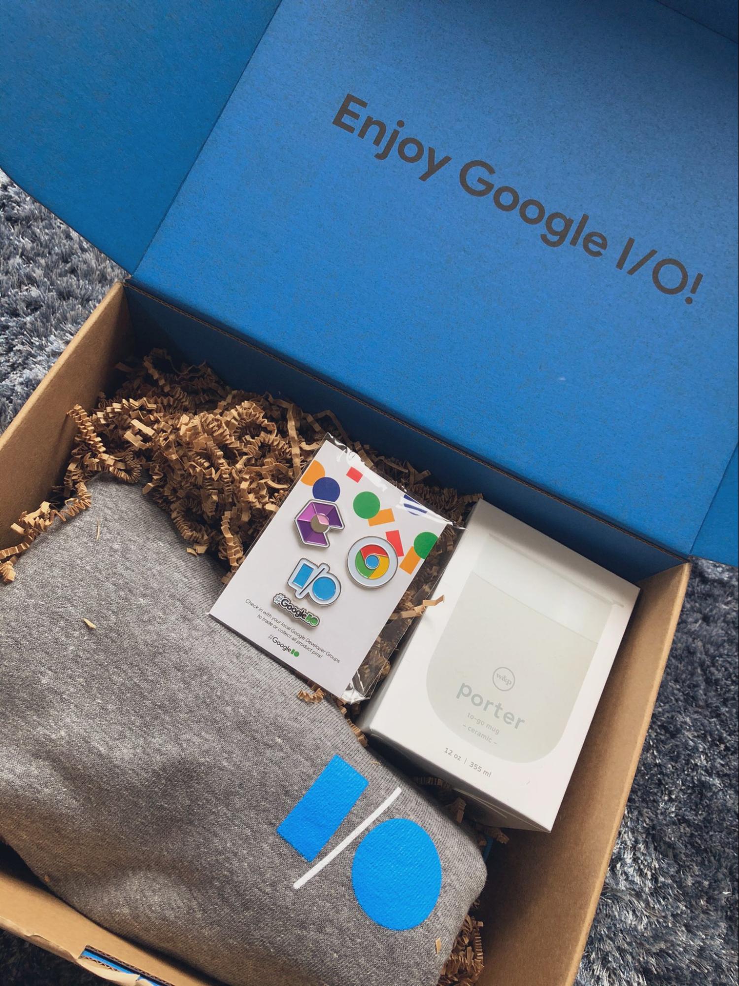 Фирменная коробка Swag от Google