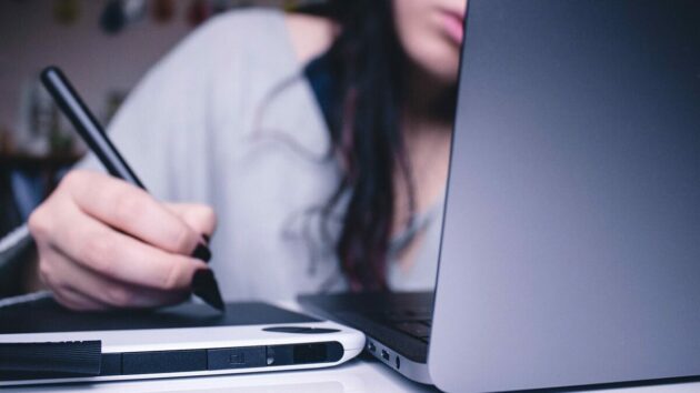 iş-öğren-öğrenci-kursu-grafik-tasarım-stylus-çizme-tablet-yaratıcı-iş