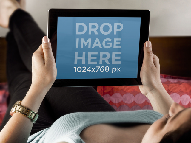 iPad Mockup Femme à l'aide d'un appareil sur l'image de la scène Bed Placeit