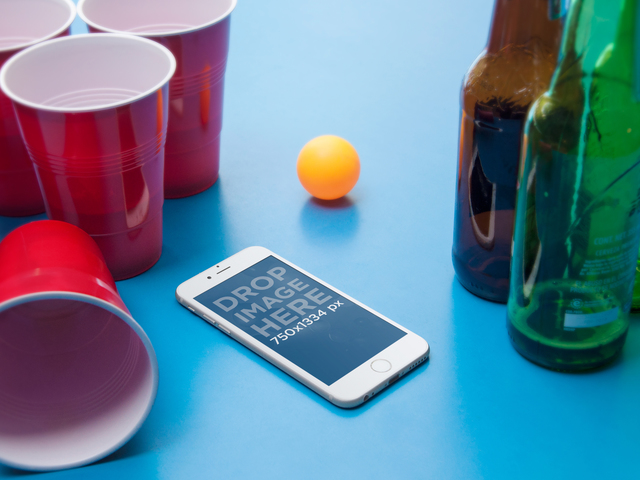 Produktmodell, iPhone 6 auf einer Tischtennisplatte mit Bier Placeit Bühnenbild