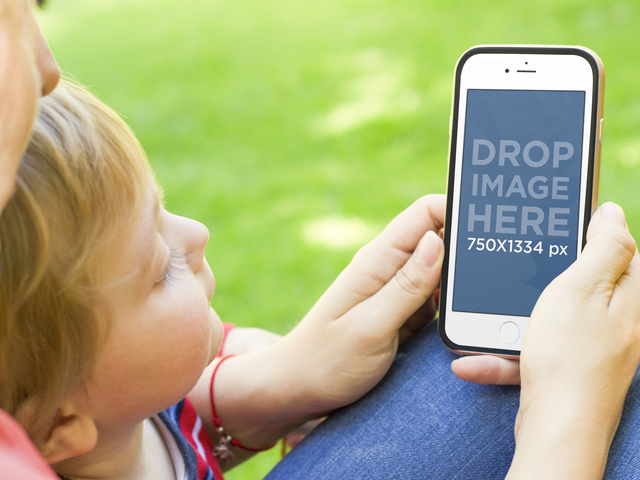 iPhone 6-Mockup mit Mutter und Sohn, die sich auf der Park Placeit-Bühne verbinden
