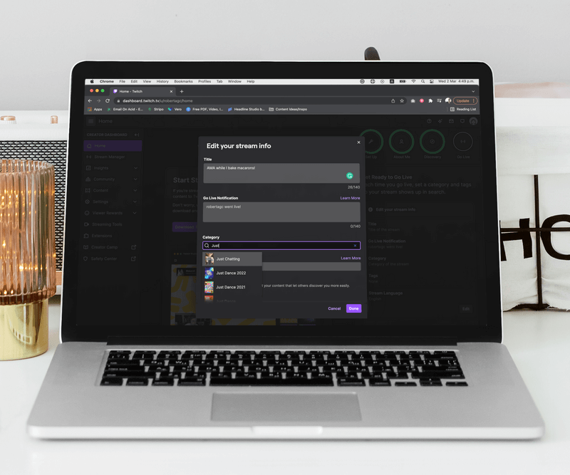 Twitch Stream Bilgi Sayfasını Gösteren Macbook Modelleri