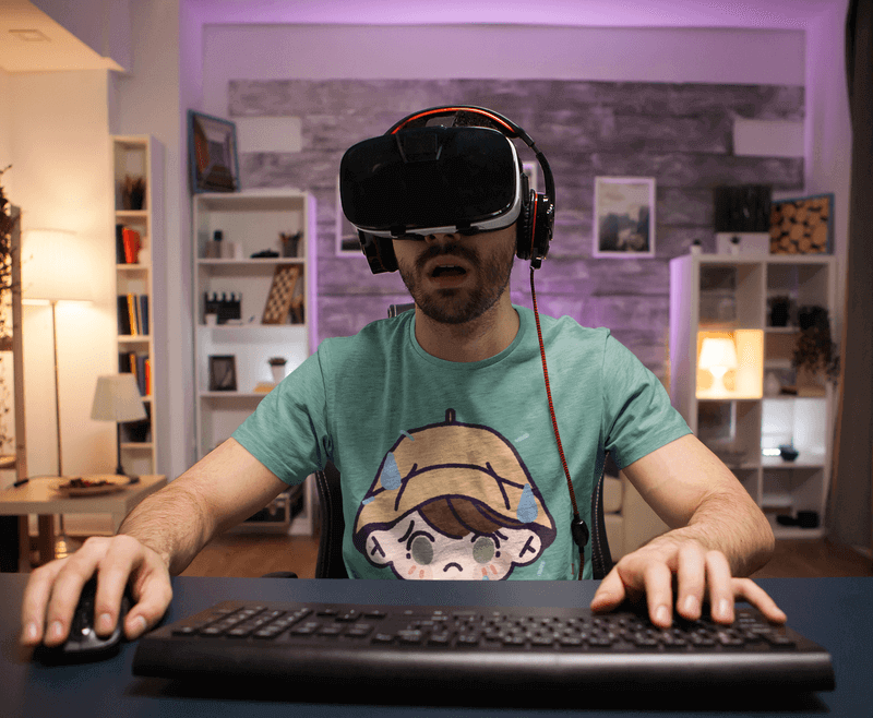 Avatar Logo Tasarımı Olan Bir T Shirt Mockup Giyen Twitch Streamer