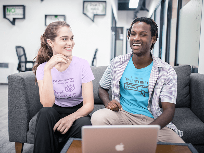 Interracial Gruppe von Freunden, die T-Shirts Mockup tragen und Spaß im Büro haben