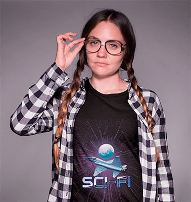 Garota nerd com tranças usando uma maquete de camiseta e óculos