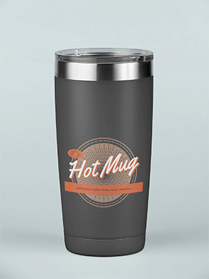 Maquete de uma caneca de viagem em uma superfície