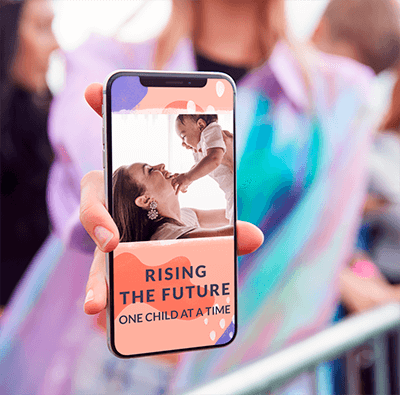 Maquete com uma mulher segurando um Iphone 11 Pro em um show