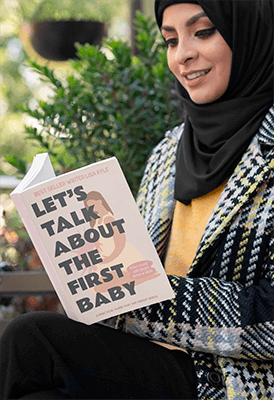 Maquete de uma mulher em um hijab segurando um livro de bolso