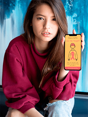Maquete do Iphone Xs Max de uma garota em jeans rasgados contra uma parede de mármore azul