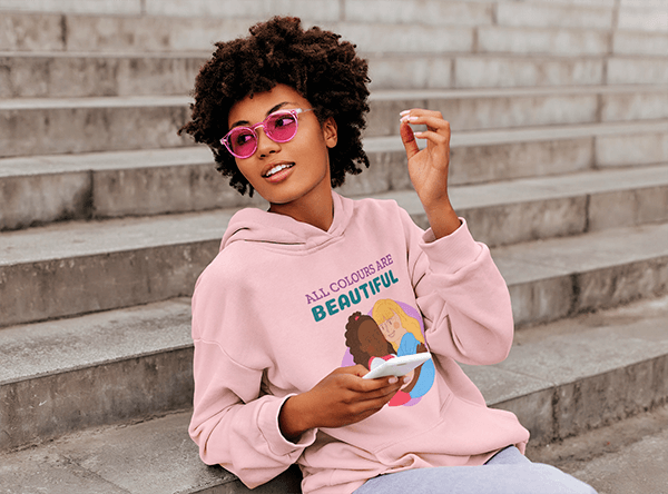 Mockup com capuz de uma mulher usando óculos cor de rosa legal