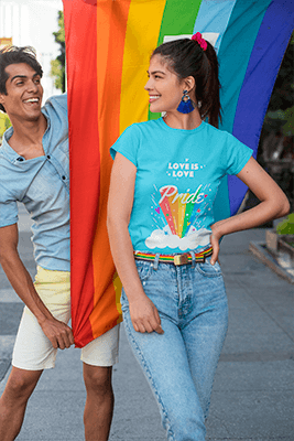 Maquete de uma mulher feliz vestindo uma camiseta em uma parada do orgulho