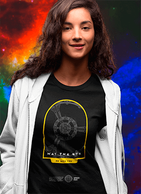 Maquete de camiseta de uma menina contra um fundo do espaço sideral