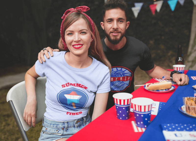 4 Temmuz Barbekü'nde Yuvarlak Boyun Tees Mockup Giyen İki Arkadaş
