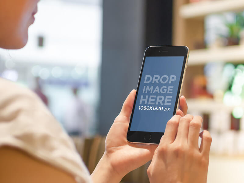 telefon tutan kızın iphone maketi