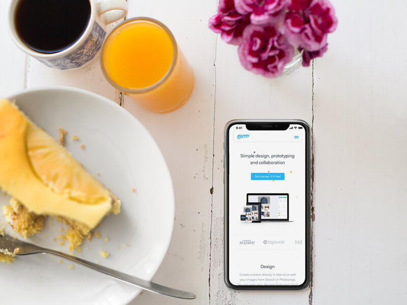 iPhone X Mockup بجانب لوحة Cheescake
