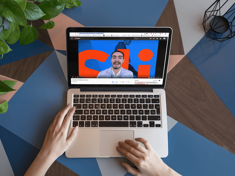 Videolu Çok Renkli Bir Tabloda Macbook Mockup