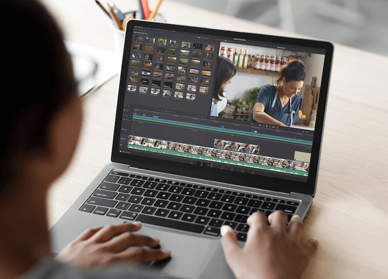 Macbook Pro M16385 R El2 Kullanan Bir Gençin Öne Çıktığı Mockup