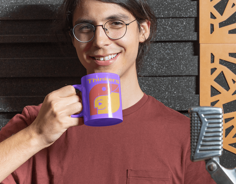 Bir Kayıt Stüdyosunda Kahve İçen Mutlu Bir Adamın 11 Oz Kupa Mockup 33332a