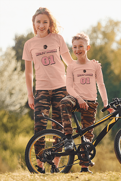 Kamuflajlı bir giysi giyen bir kadın ve oğlunun bulunduğu T Shirt Mockup