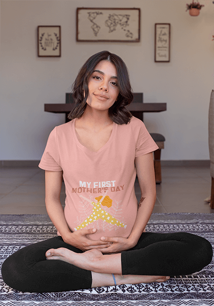 V Yaka Tee Giyen Güzel Bir Hamile Kadının Mockup