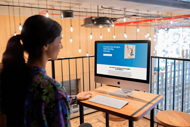İş İstasyonunda Imac Mockup ile Çalışan Kadın