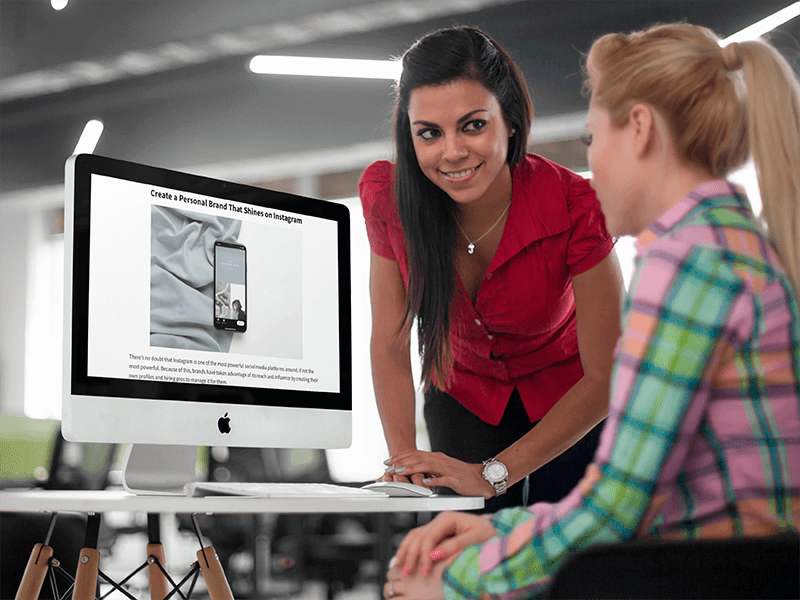 Bir Imac Mockuppng Önünde Sohbet İki Genç İş Kadını