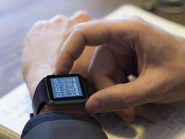 Stok Foto Pria Menggunakan Apple Watch Hitam Saat Bekerja Gambar Panggung Placeit
