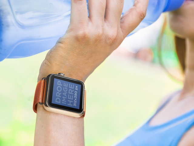 Gadis Berolahraga Dan Minum Air Dengan Apple Watch Placeit Gambar Panggung