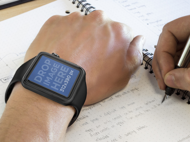 Pria Menggunakan Apple Watch Hitam Saat Mencatat Gambar Panggung Placeit