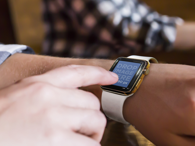 Template Mockup Wanita Muda Menggunakan Gambar Panggung Placeit Apple Watch Emas dan Beige