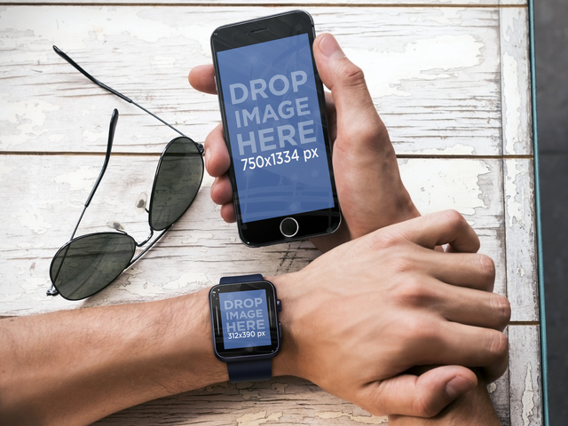 Foto Terbaik Pria Memegang iPhone 6 dan Mengenakan Apple Watch Placeit Gambar Panggung Hitam