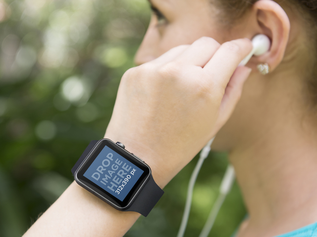 Mockup Apple Watch Hitam dari Wanita Muda yang Mengerjakan Gambar Panggung Placeit