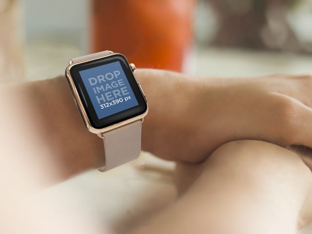 Wanita Mengenakan Apple Watch Emas dan Beige di Restoran Placeit Stage Image