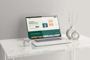 En İyi 10 E-Ticaret Platformundan birini gösteren bir dizüstü bilgisayarın maketi