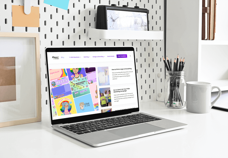 Modell eines Macbooks auf einem sauberen Schreibtisch mit Website-Design