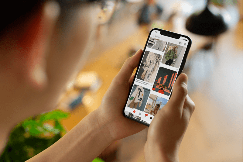 Sosyal Medya Akışına Sahip Bir Iphone Mockup