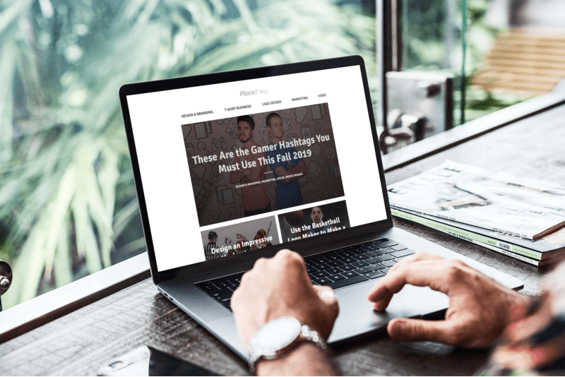 Doğal Işıkla Bir Masanın Üzerinde Bir Macbook Pro Mockup