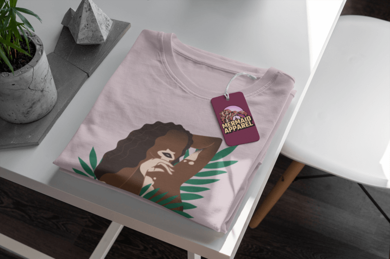Bir Giyim Etiketi Ekli Bir T Shirt Mockup