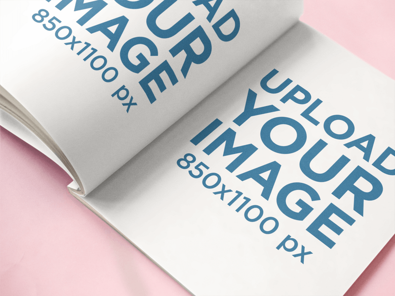 Pembe Yüzey Mockup Üzerinde Yatan Açık Dergi