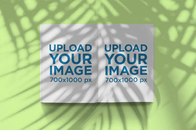 Palmiye Gölgesi Altında Açık Bir Dergi Mockup